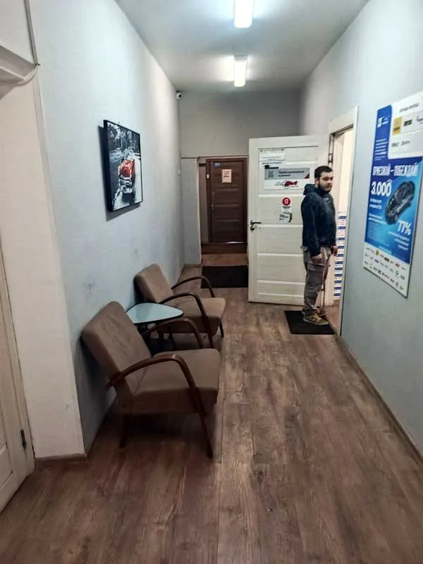 Проходите по коридору