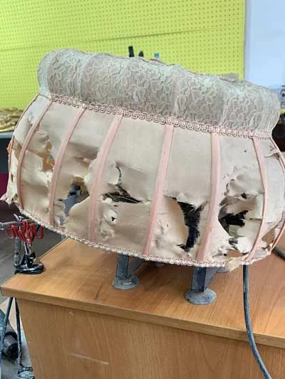 поврежденный абажур на лампе